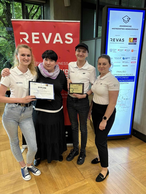 Zdjęcie trójki finalistów, studentów Filii UŁ wraz z Panią prof. Modnicką