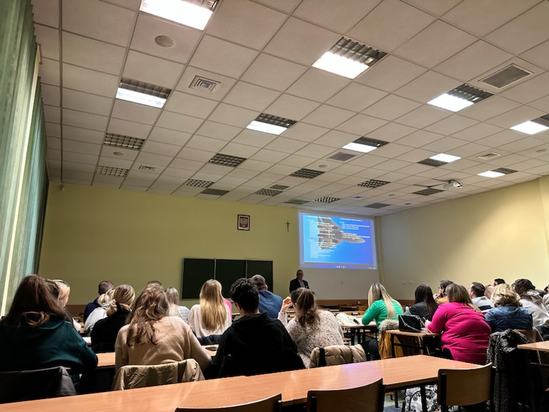  Na zdjęciu przedstawiono salę wykładową w trakcie wykładu