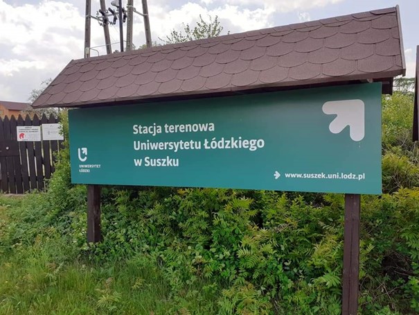 Tablica informacyjna stacji terenowej w Suszku