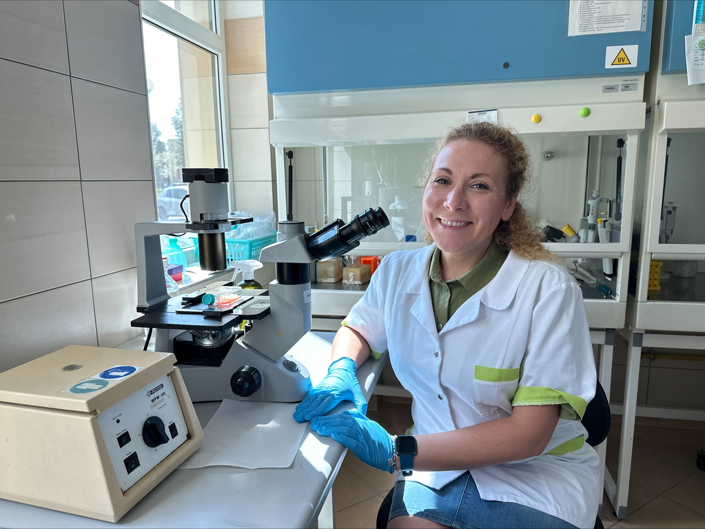 inteligentne kapsułki, zdjęcie naukowczyni przy mikroskopie