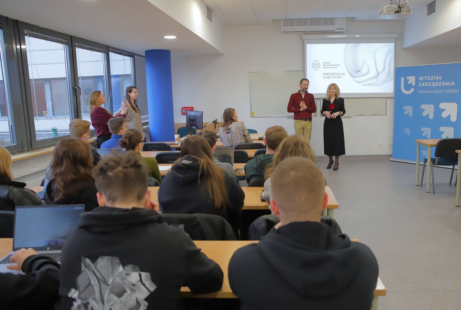 Hackathon - widok na salę