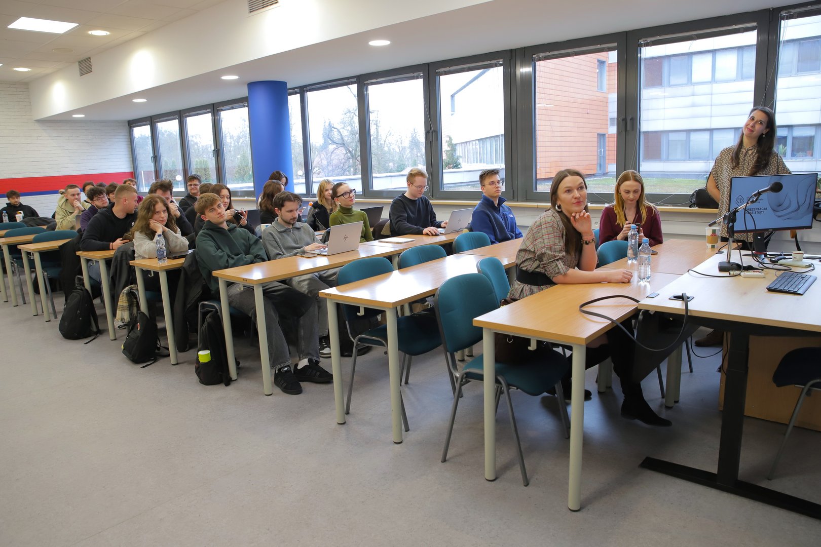 Hackathon - widok na salę