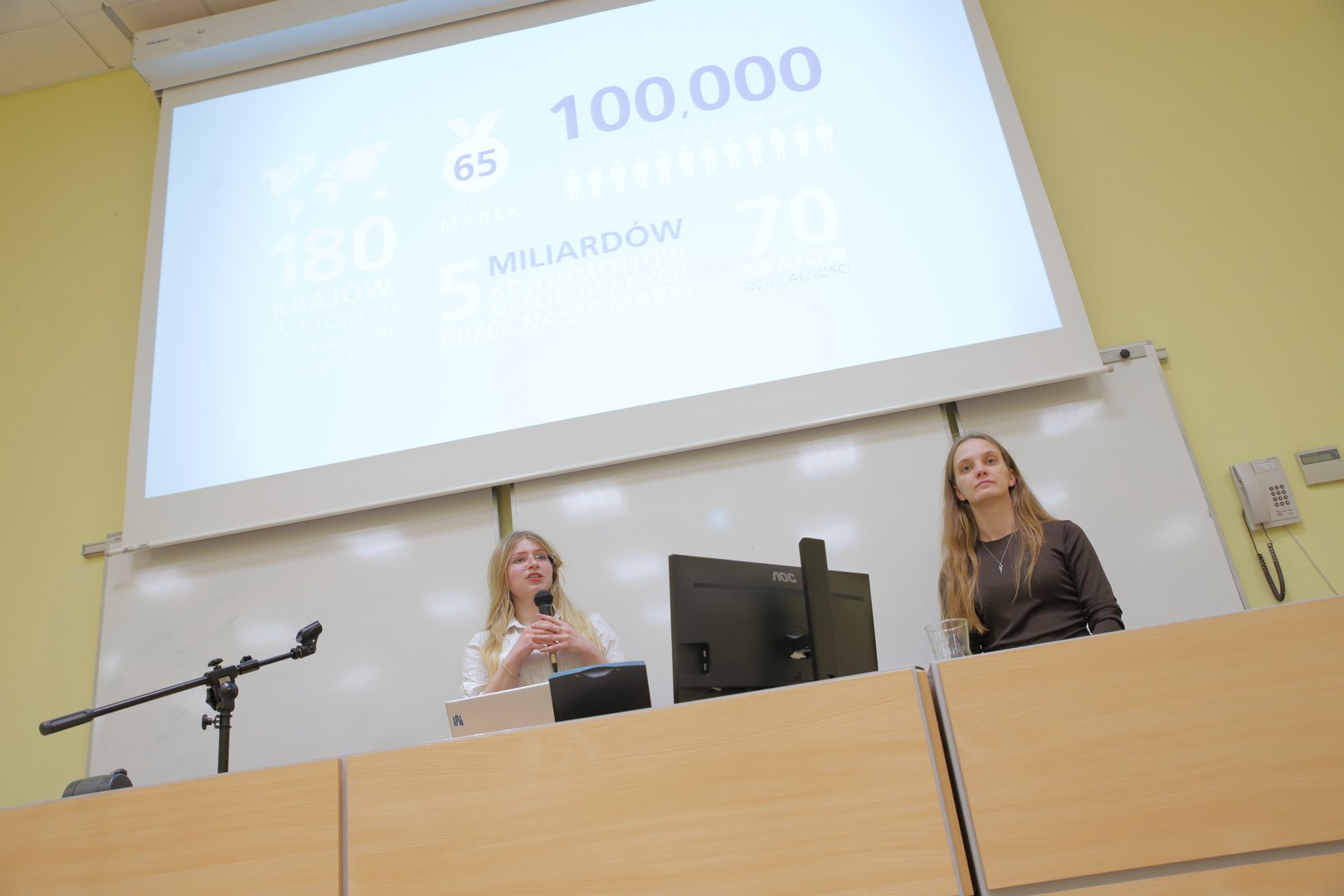 Przedstawicielki firmy na zajęciach ze studentami