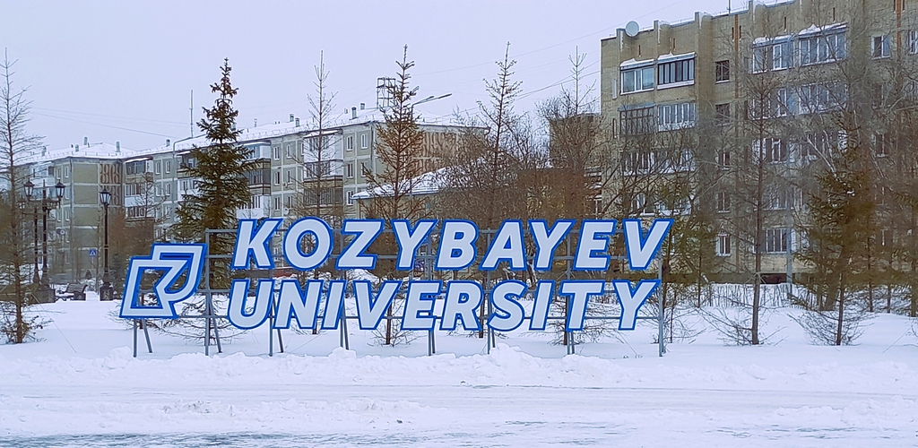 napis Kozybayev university przed kampusem
