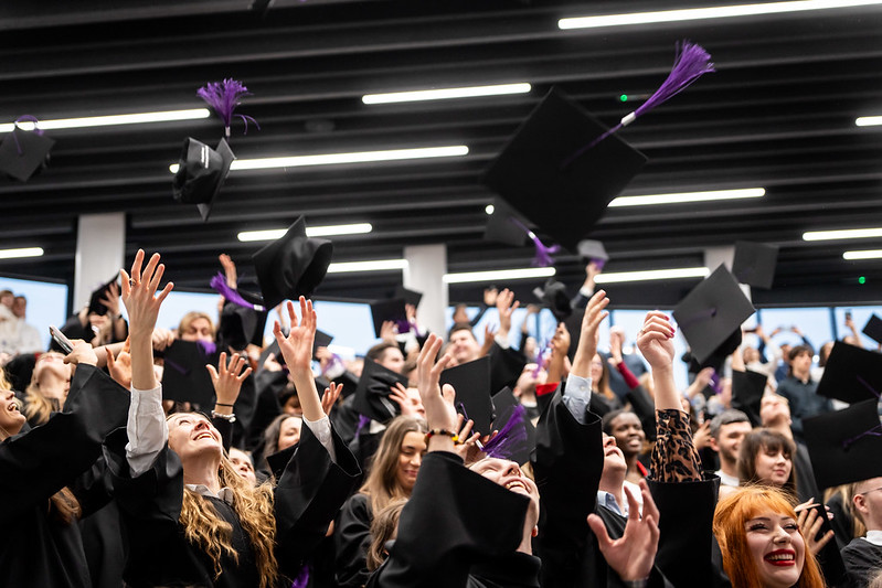 absolwenci rzucający birety