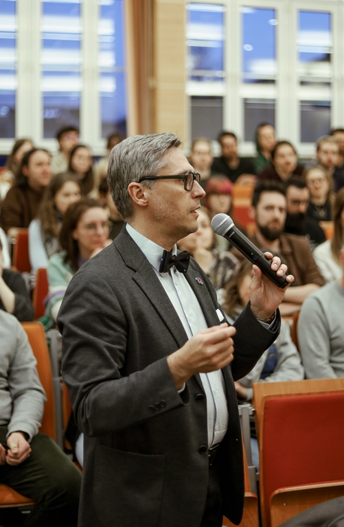 Dziekan Wydziału zadający pytanie