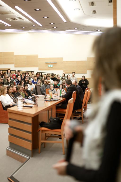 widok na aulę pełną ludzi