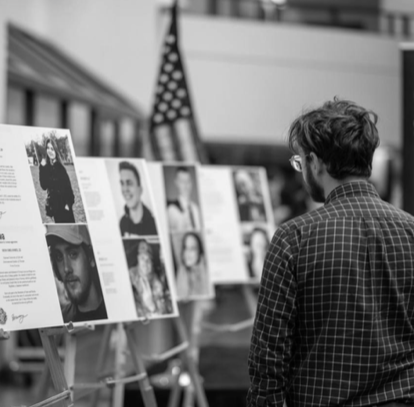 mężczyzna oglądający wystawę