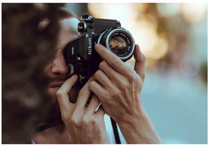 mężczyzna z aparatem fotograficznym