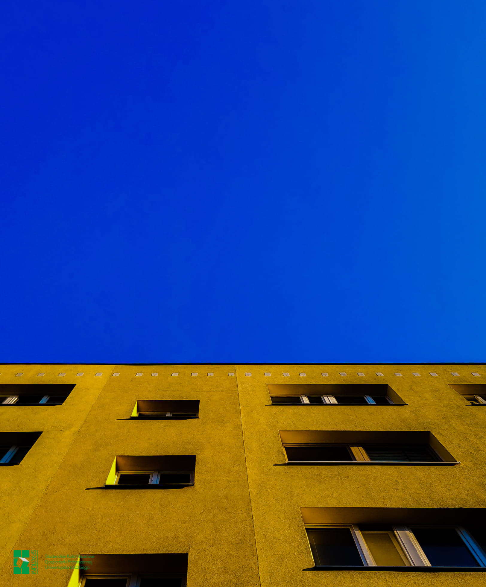 Zdjęcie bloku mieszkalnego w kolorach flagi ukraińskiej