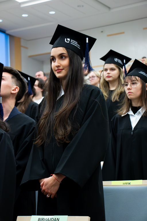 Absolwentka podczas wydarzenia