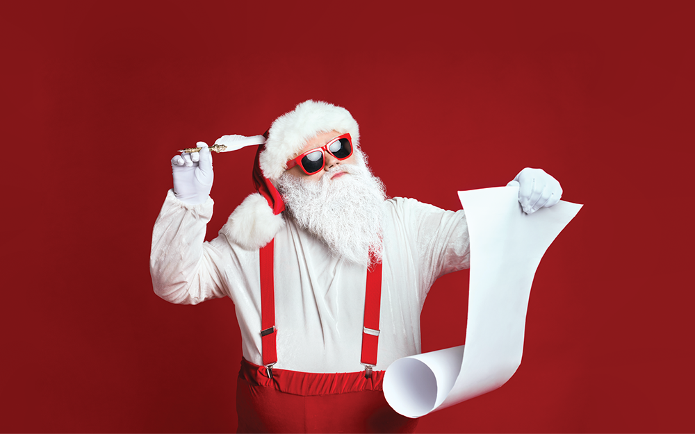 Mikołaj z kartką w ręku