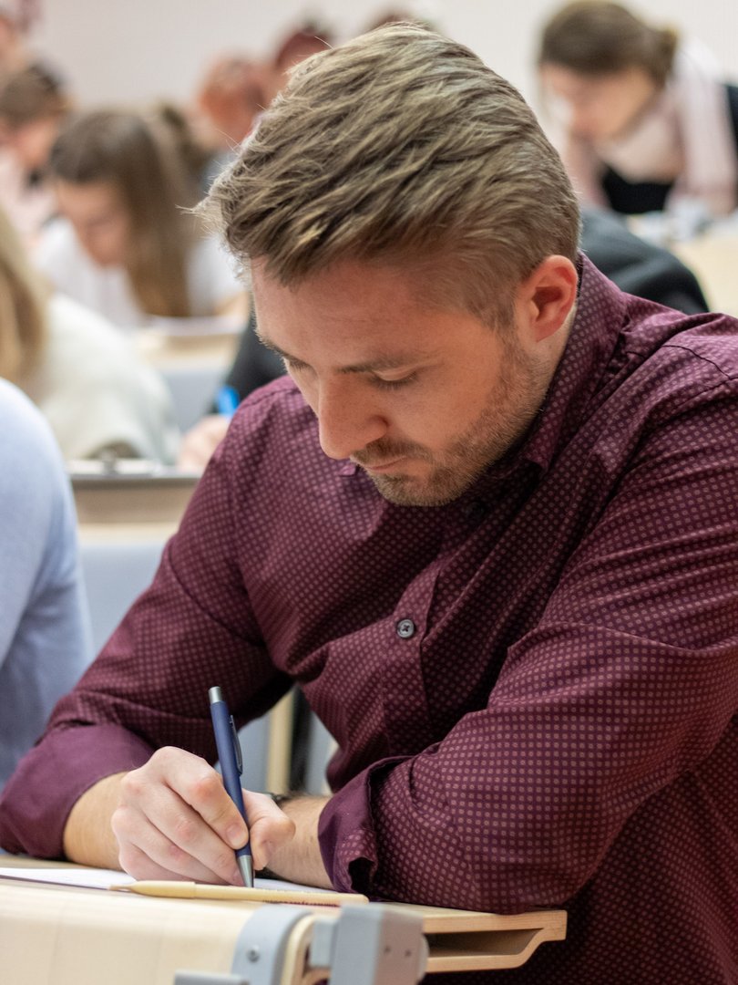 uczestnik dyktanda piszacy tekst