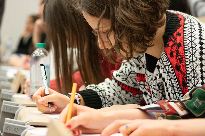 Uczestnicy piszący tekst Dyktanda Mikołajkowego