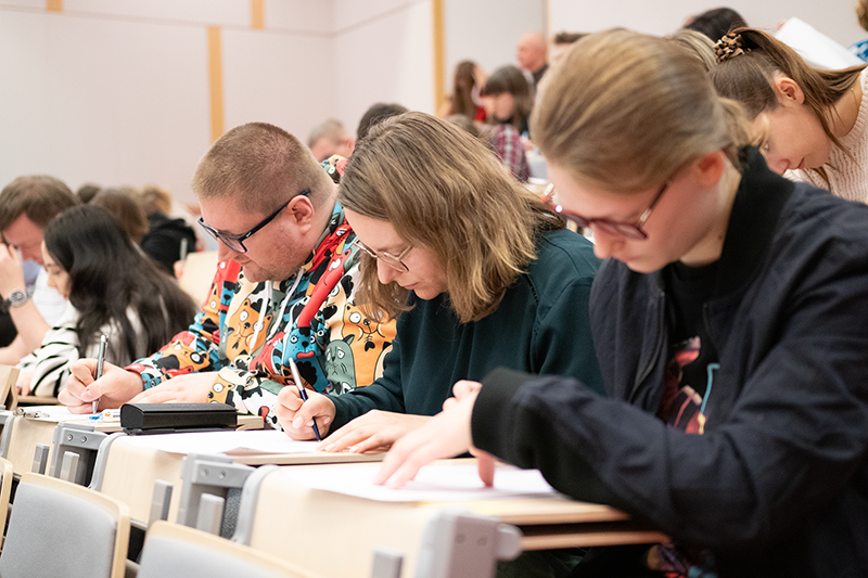 Uczetsnicy piszący tekst Dyktanda