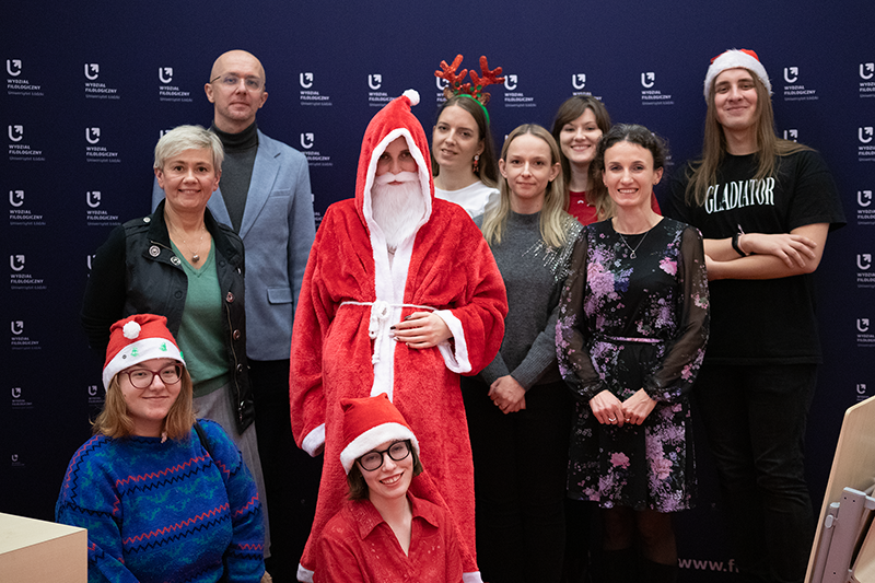 Organizatorzy dyktanda na tle wydziałowej ścianki