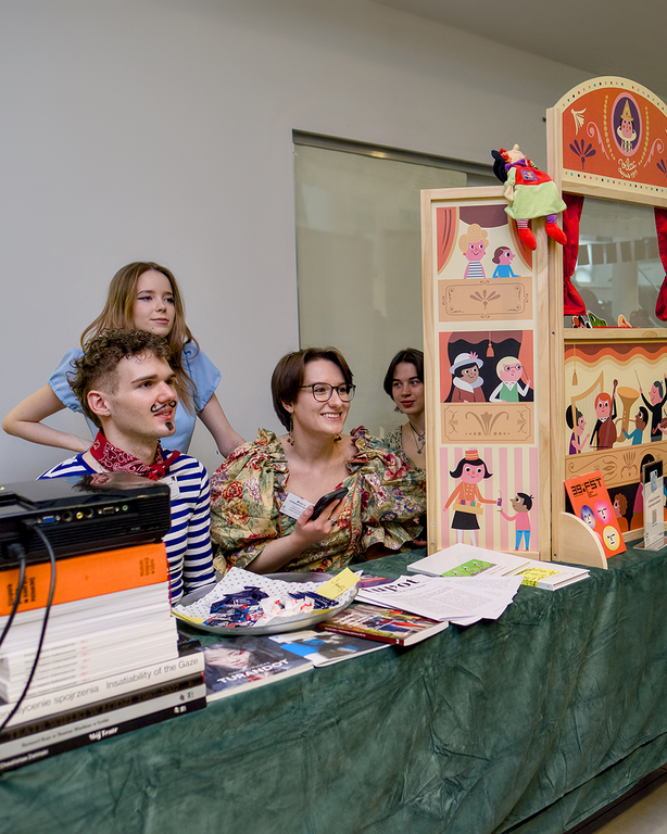 stoisko informacyjne produkcji teatralnej