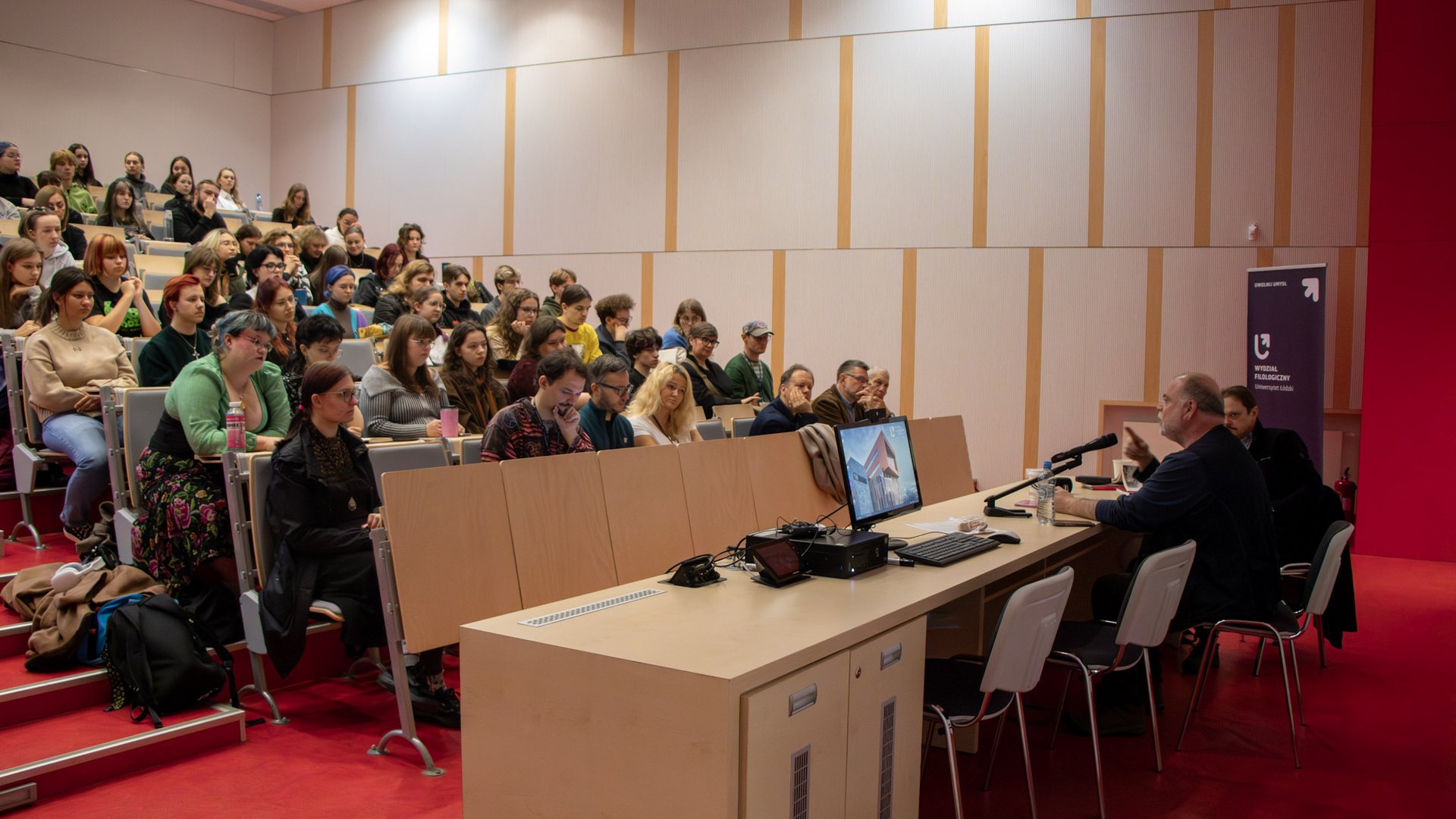 publiczność na spotkaniu z Peterem Gizzim