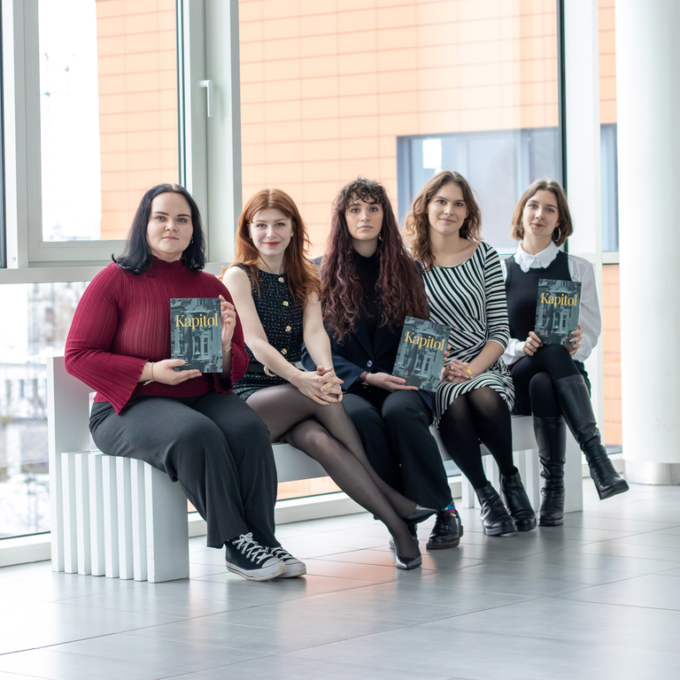 Studentki zaangażowane w projekt na zdjęciu grupowym