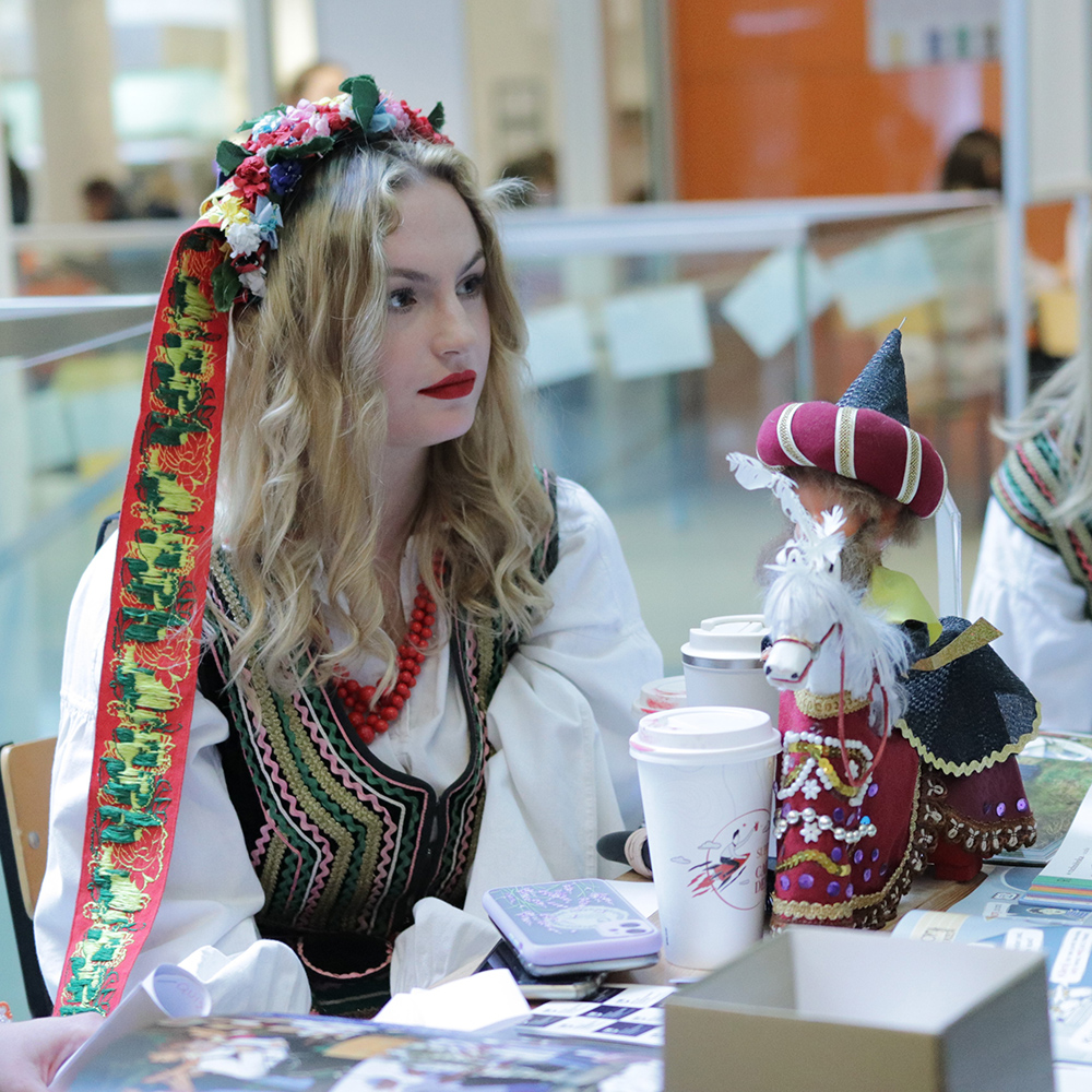 Dziewczyna w stroju ludowym przy stoisku