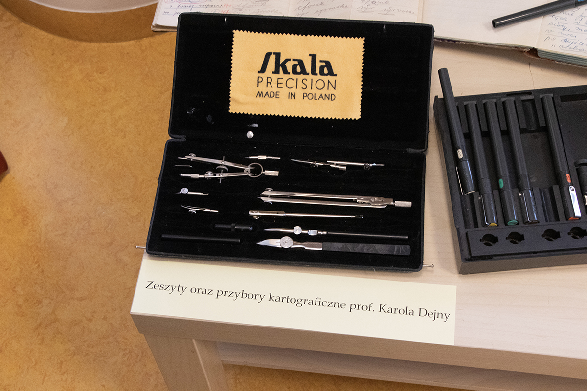 Eksponaty w wydziałowej bibliotece