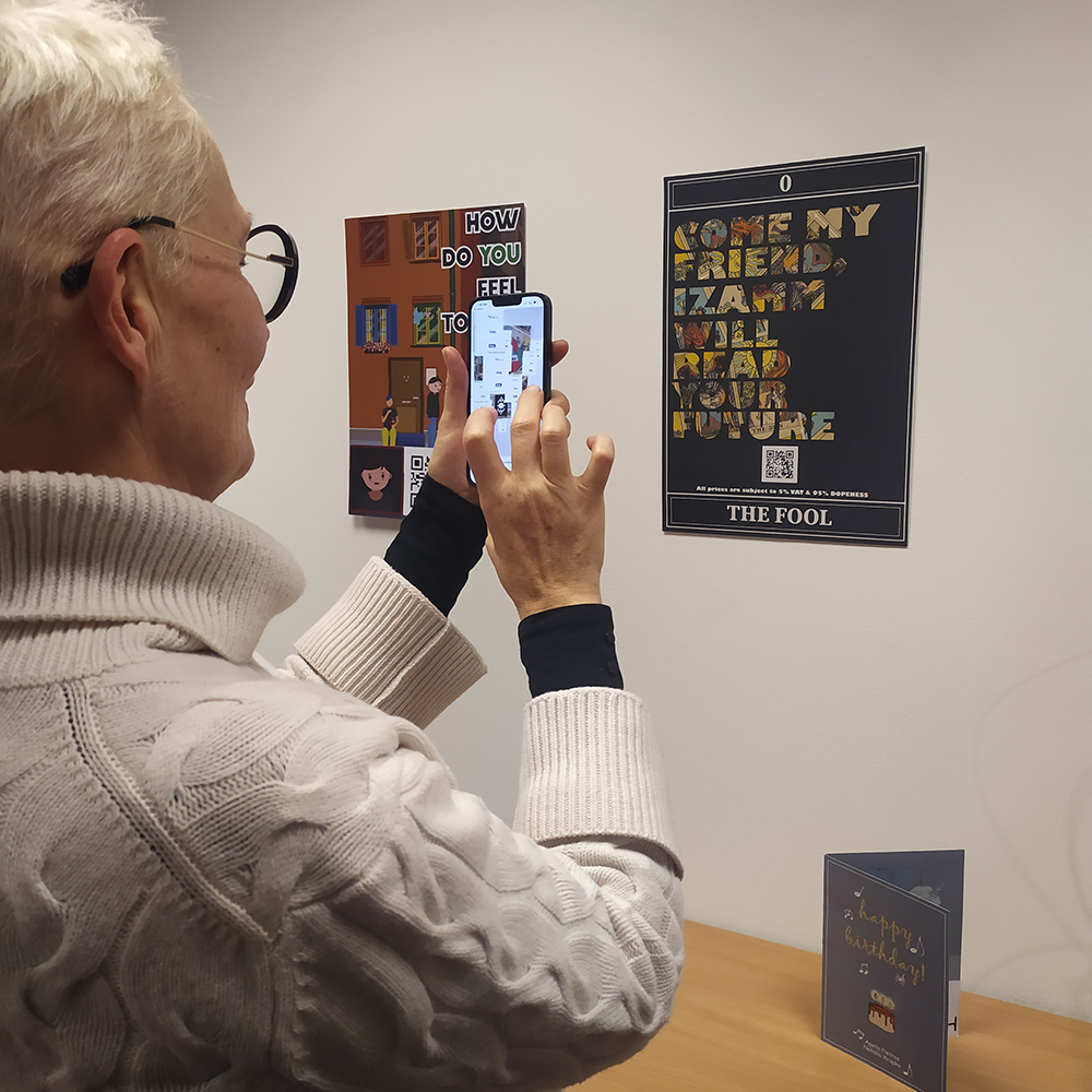 Osoba skanjująca kod QR