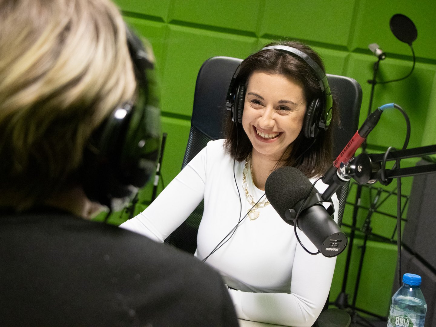 dr Klaudia Jeznach w studiu radiowym