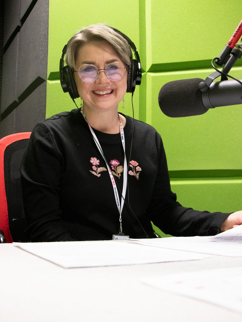 dr Agnieszka Kowalkiewicz-Kulesza w studiu radiowym