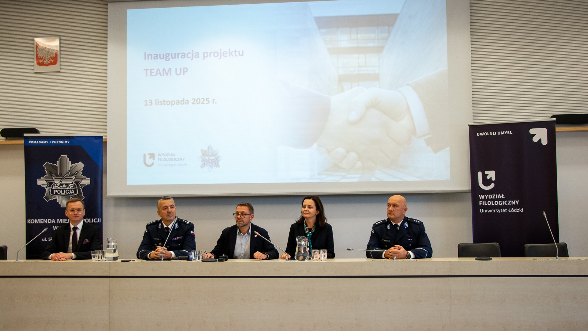 kadr z podpisania umowy