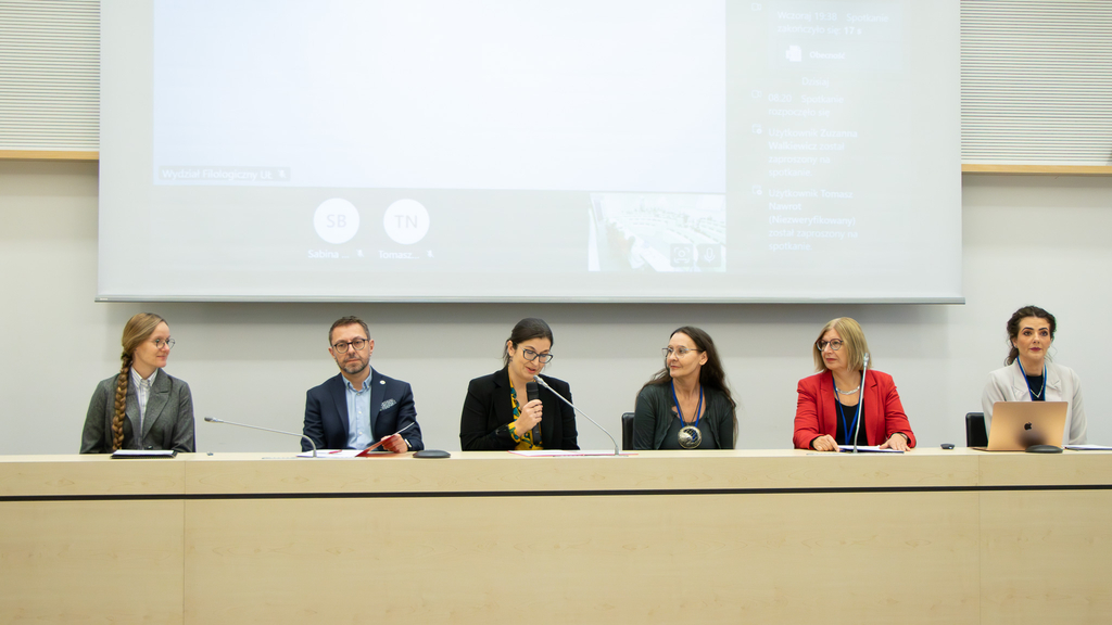Goście konferencji za podium