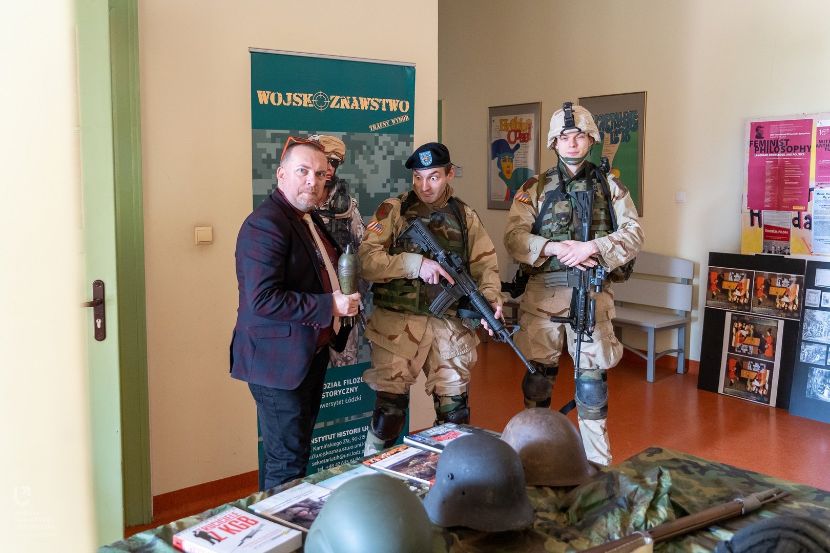 młodzież z atrapami karabinów