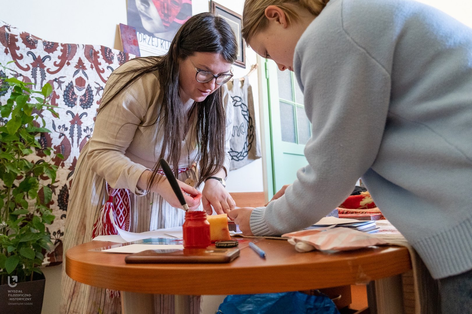 osoby na stoisku koła