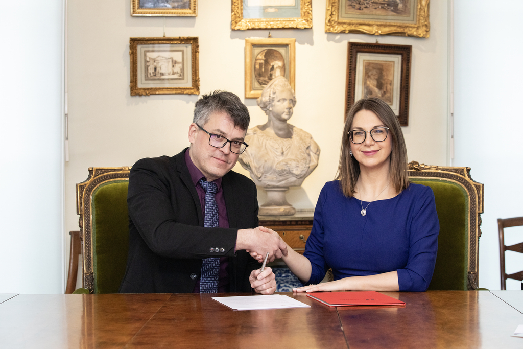 Dr Joanna Orzeł and Prof. Maciej Forycki during the signing of the cooperation agreement (photo: Bartosz Kałużny, Centre for External Relations and Social Responsibility of the University, University of Lodz)