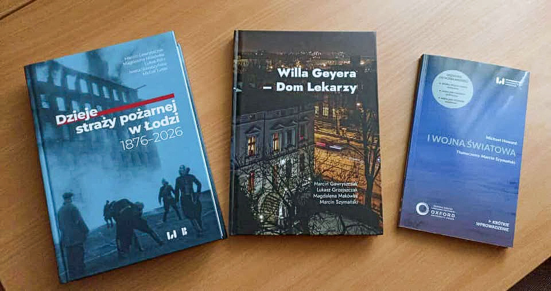 trzy książki na biurku