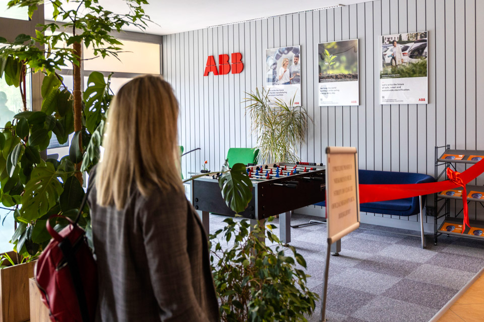 a blonde woman with a backpack, visible from the back looking at the relaxation zone