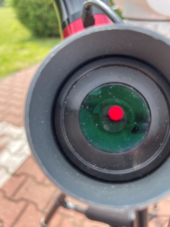 obiektyw teleskopu, w którym widać słońce, dzięki przesłonie ma ono kolor czerwony