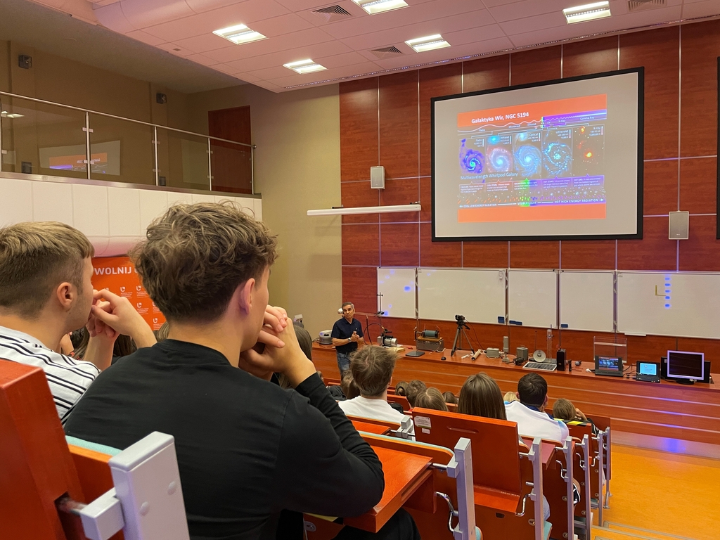 aula, na której są uczestnicy oraz prelegent
