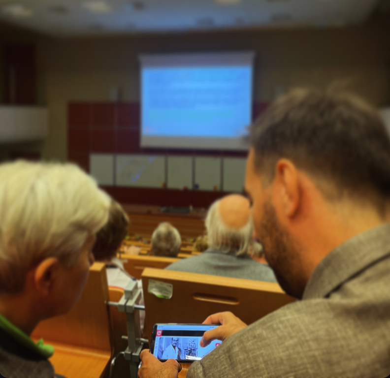 na zdjęciu uczestnicy jubileuszu siedzący na auli