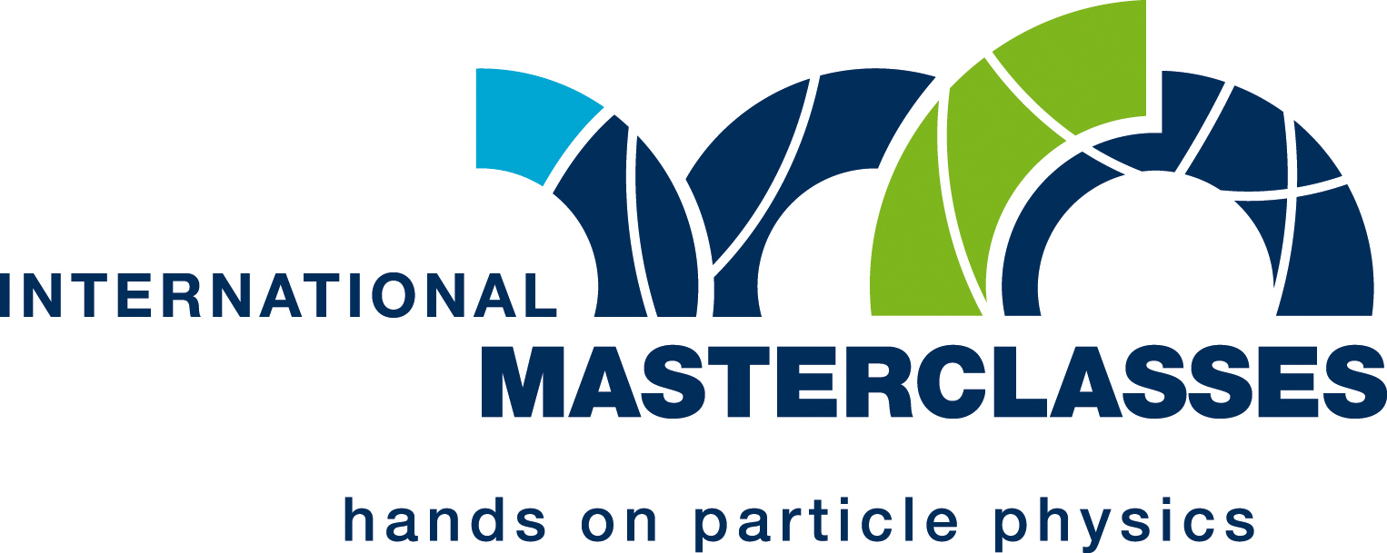 Grafika przedstawia logo programu „International Masterclasses – hands on particle physics”. W centralnej części widoczny jest duży, pogrubiony napis „MASTERCLASSES” w kolorze ciemnogranatowym. Nad nim znajduje się stylizowana liczba „20”, utworzona z geometrycznych, półkolistych segmentów. Wewnątrz segmentów widoczne są cienkie, białe, zakrzywione linie przypominające ślady cząstek elementarnych rejestrowane w detektorach fizycznych. Kolorystyka obejmuje odcienie granatu, zieleni i turkusu na jasnym, jednolitym tle. Pod głównym napisem znajduje się mniejszy tekst: „hands on particle physics”.