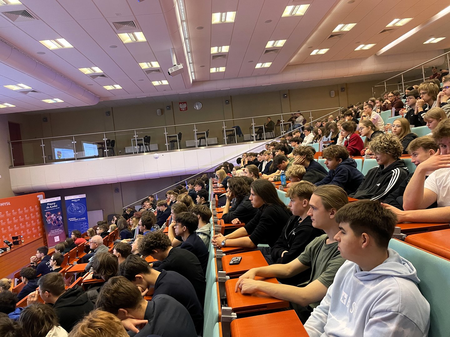 uczestnicy sympozjum na auli
