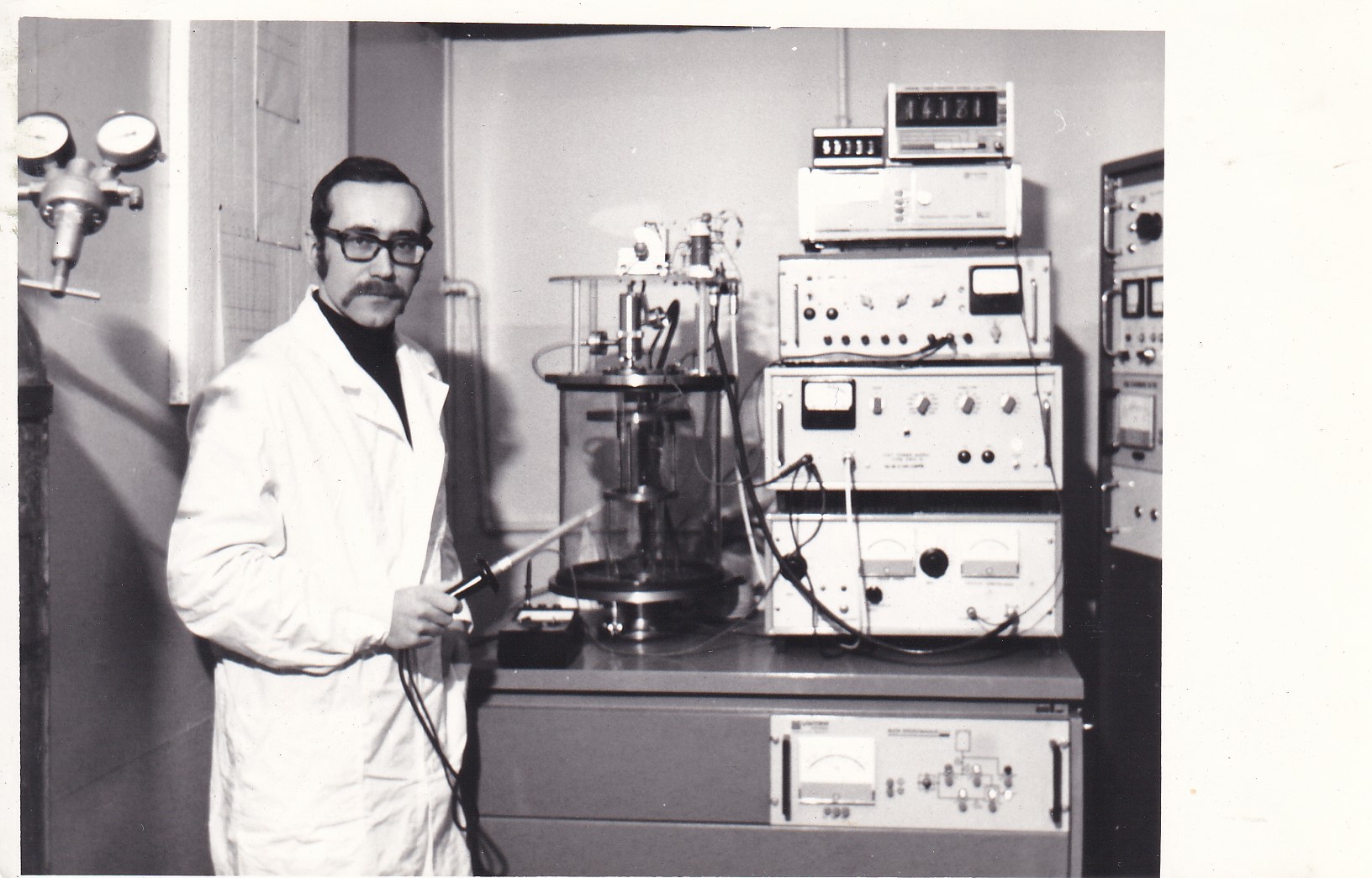 zdjęcie z 1978 r., na którym jest. prof. Tadeusz Balcerzak z urządzeniem do sputteringu (nanoszenia cienkich warstw w próżni metodą rozpylania jonami argonu)