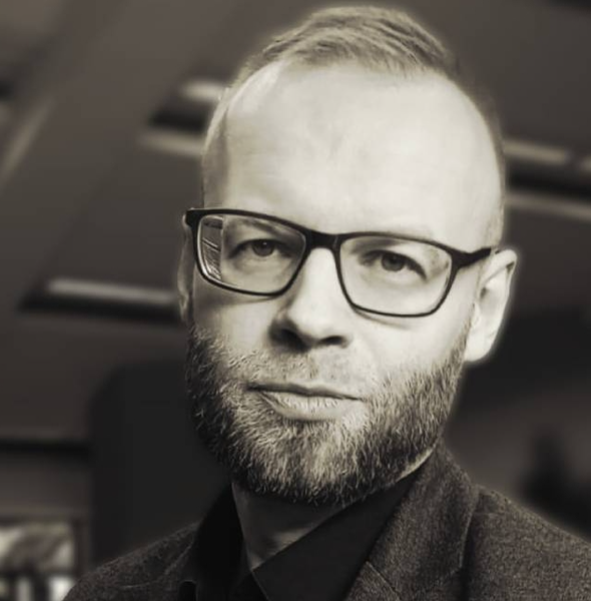 a portrait photo of Dr Łukasz Musiaka