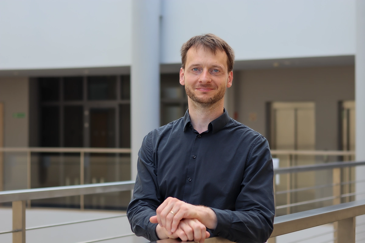 Mężczyzna w granatowej koszuli.