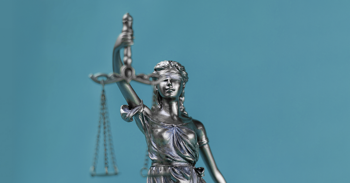 Temida na jasno niebieskim tle.