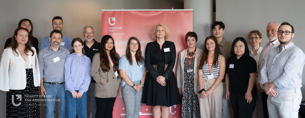 Grupa osób biorących udział w Szkole Zarządzania Internetem i Prawa Międzynarodowego 