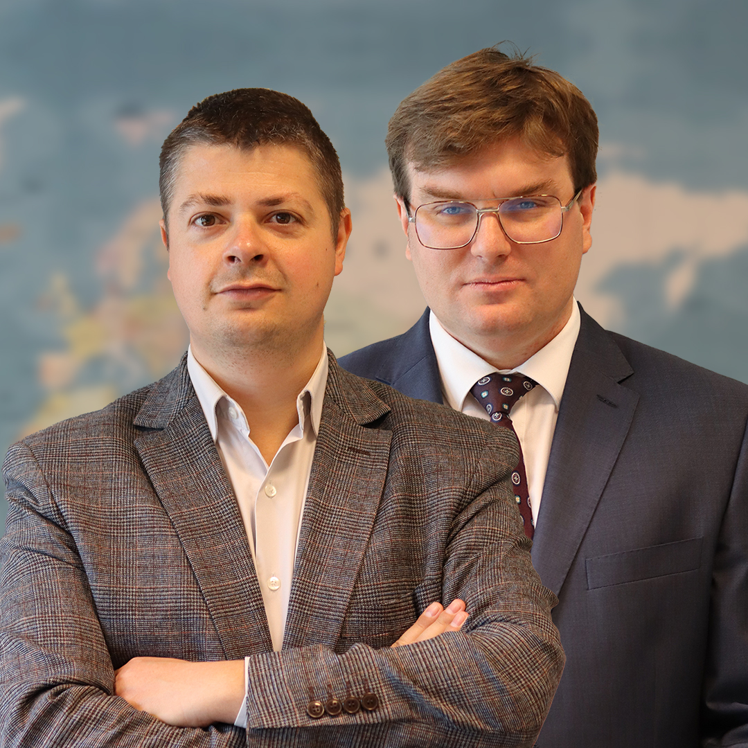 Dr Lachowski i dr Piątkowski na tle mapy świata.