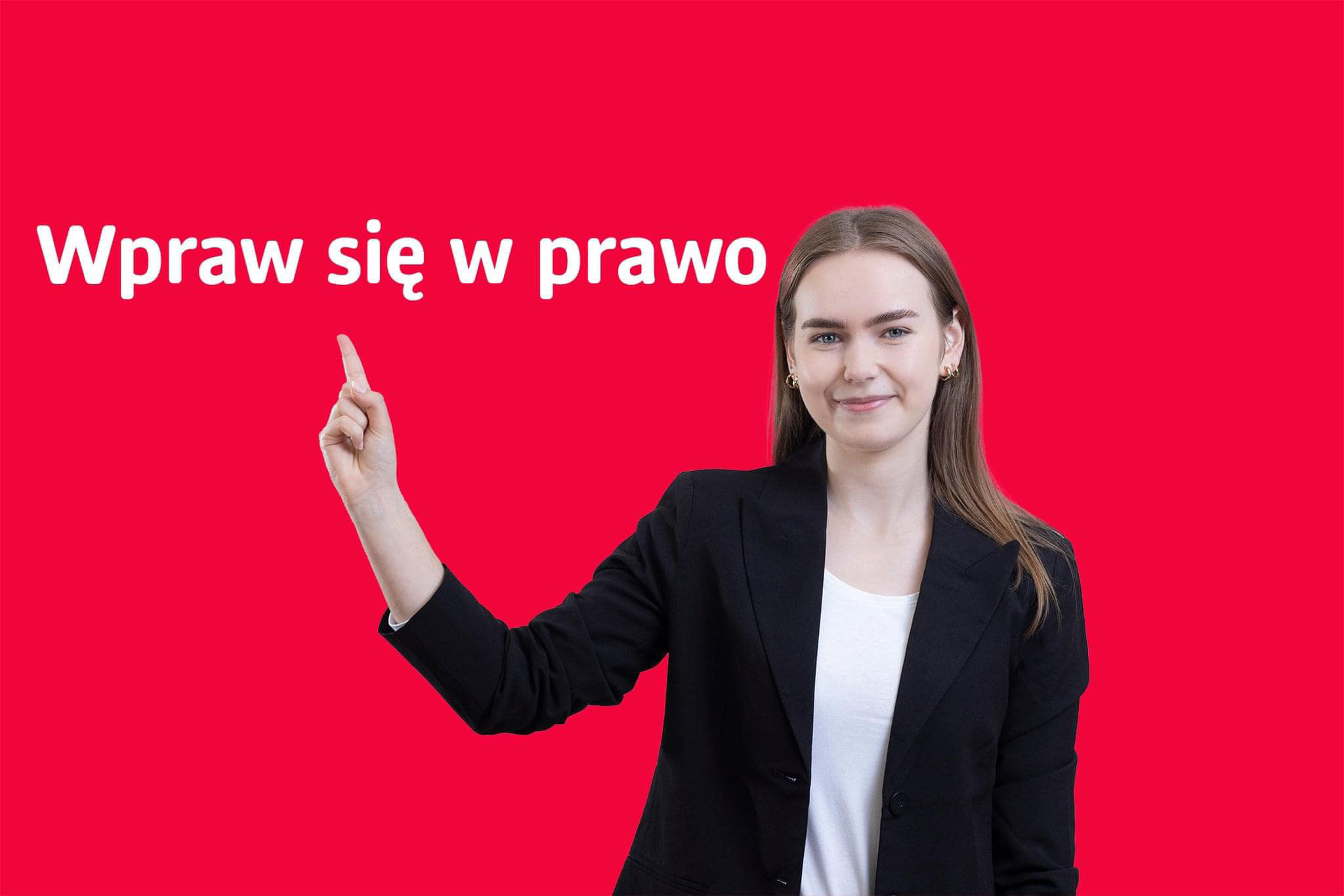 Studentka w marynarce i białej koszuli.