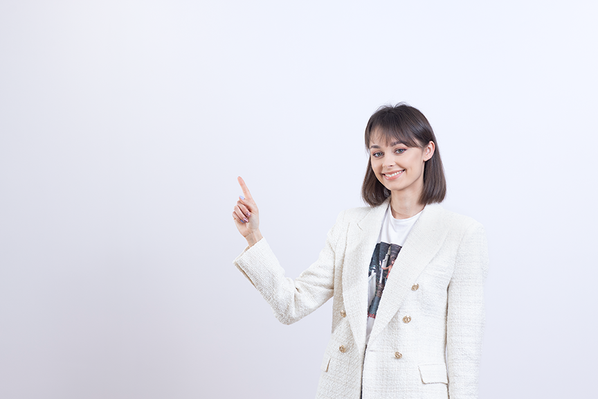 studentka w białej marynarce