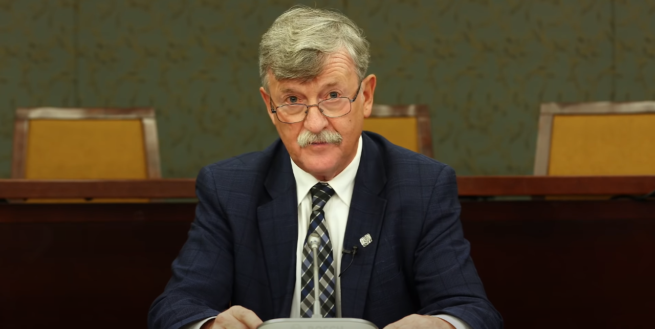 Prof. Katner - mężczyzna w garniturze i okularach