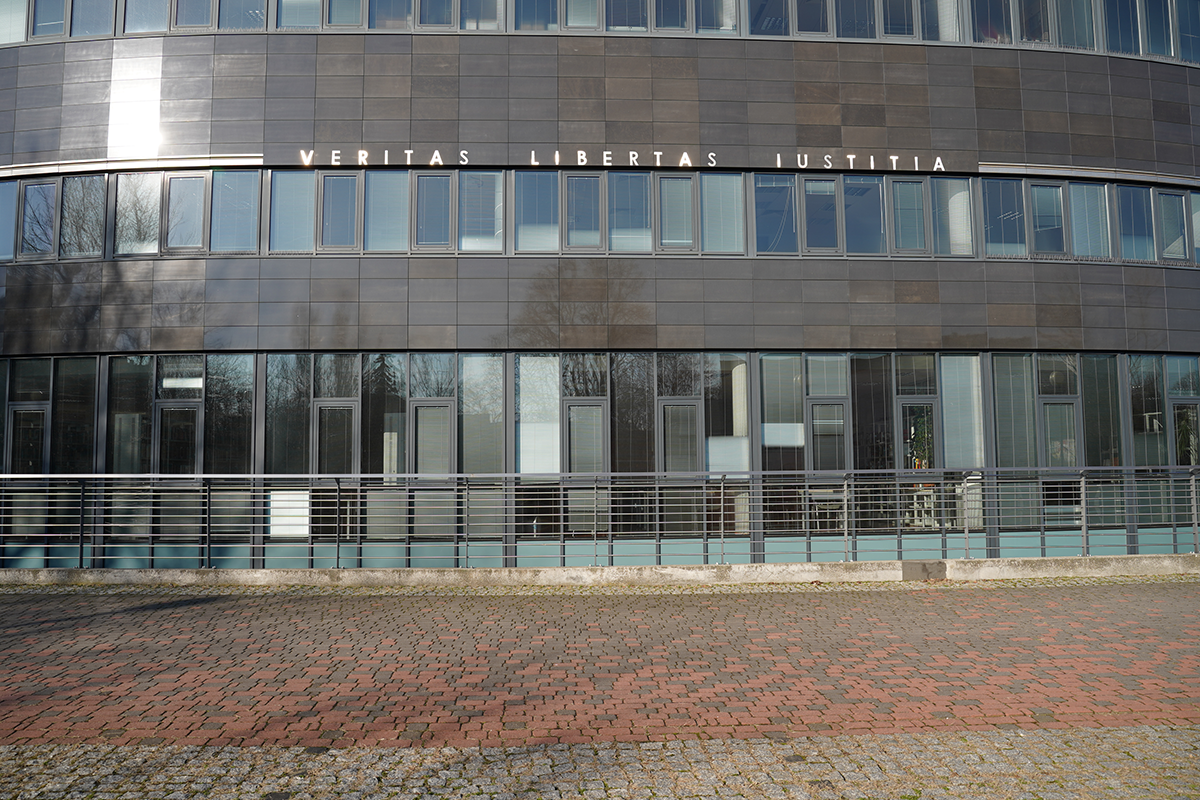 Fasada budynku z napisami Veritas Libertas Iustitia